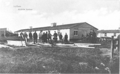 1000176 Gezicht op de militairen loodsen op het zogenaamde Drilleveld te Jutphaas.